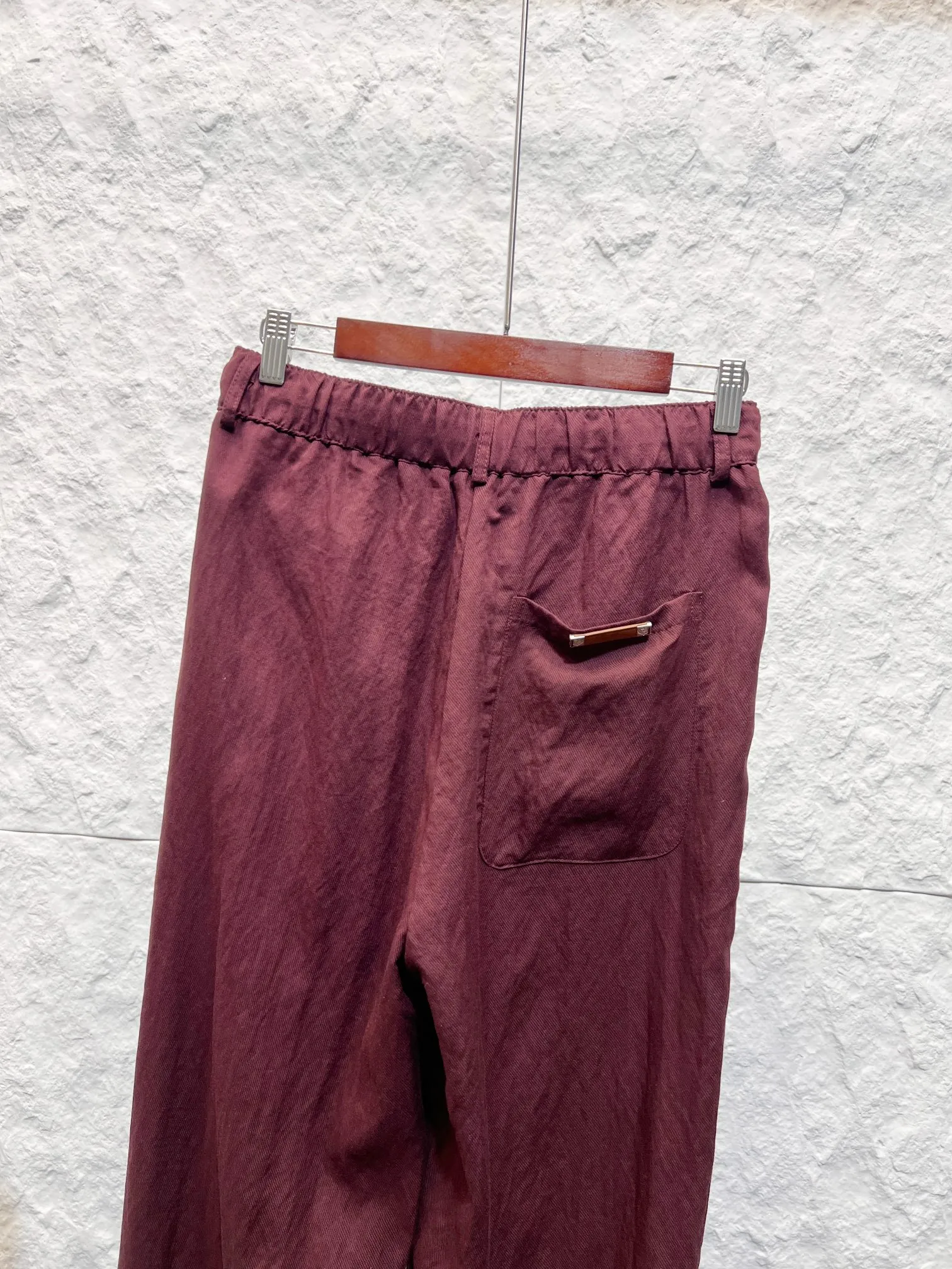 LP Loro Piana (in stock for a long time) Waistband: front button placket + drawstring design, full elastic waistband at the back, elastic waistband at the half (solid front and elastic waistband at the back), fully sewn trouser loops, pockets: front slip pockets; rear patch pockets, back pockets equipped with Genuine Leather metallic leather patch (leather label hardware) linen and cotton blend casual trousers with semi-elastic elasticated waist, drawstring button closure, Genuine Leather metallic logo on the back pockets, loose draped fit. Linen-cotton blended Tencel stone-washed pre-shrunk fabric, front button placket with webbing drawstring, trousers waistband with front and back semi-elastic waistbands, and trousers; front slip pockets, back patch pockets with Genuine Leather metal leather tags, double-threaded topstitching at the pockets; loose straight wide-leg version, double-fold flat hems, all double-thread overlock seams. Color: White Black Wine Red Sizes: M-3XL (worry-free after-sales service)